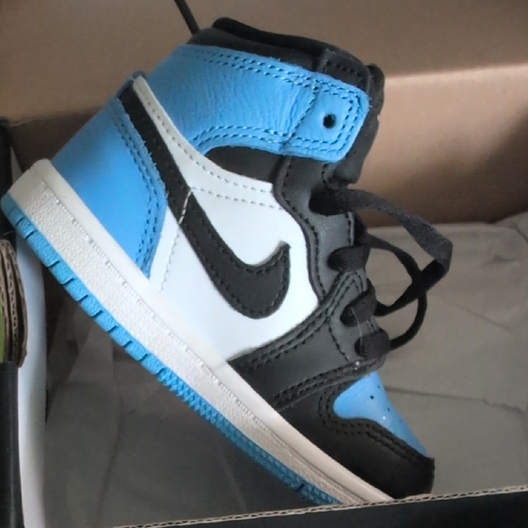 Jordan 1 Retro in University Blue and Black - Picture 4 of 16